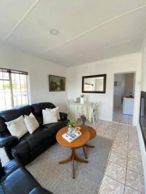 Self catering 1 Bedroom guesthouse with a shower